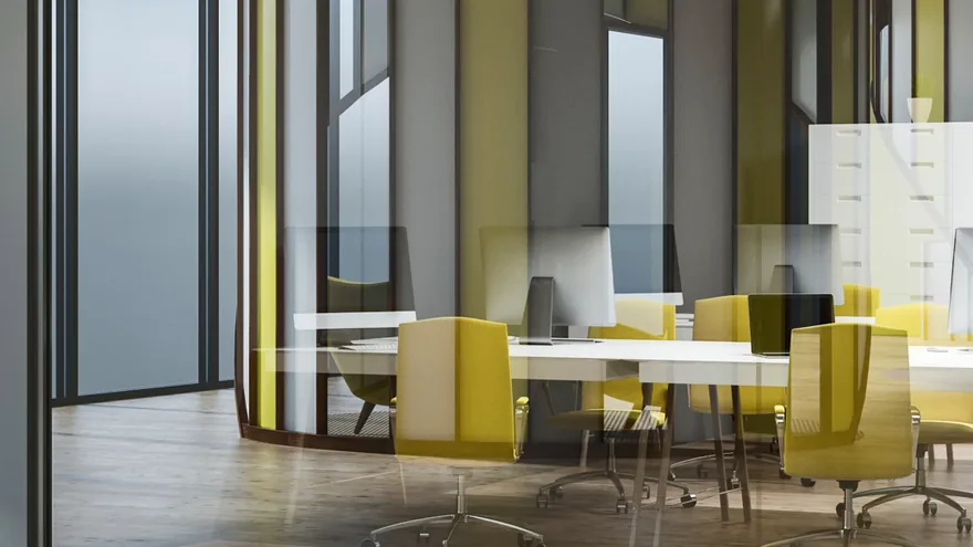 Sala de reuniones acristalada vacía